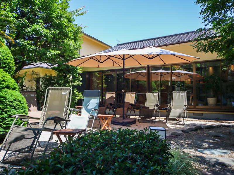 サウナゆげ蔵 庭・外気浴 (ポンチョ着用)