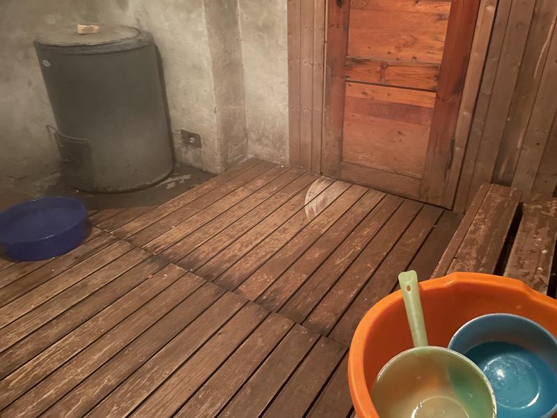 Arctic Guesthouse & Igloos 前室の熱湯と冷水ルーム