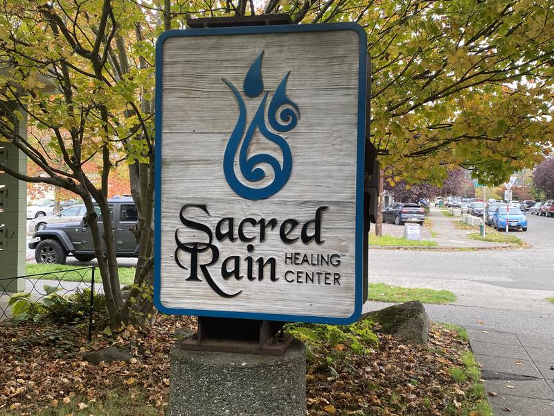 Sacred Rain Healing Center 看板