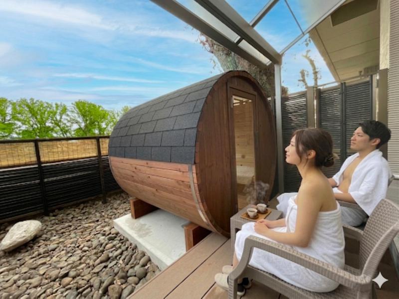 船小屋温泉 ホテル樋口軒 バレルサウナと外気浴スペース