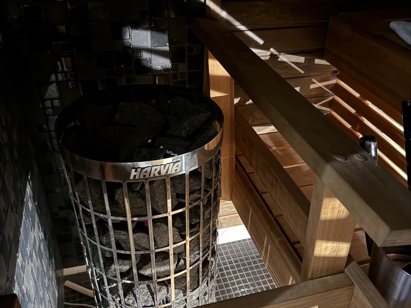 アークティック ライト ホテル 部屋付きサウナのストーブ