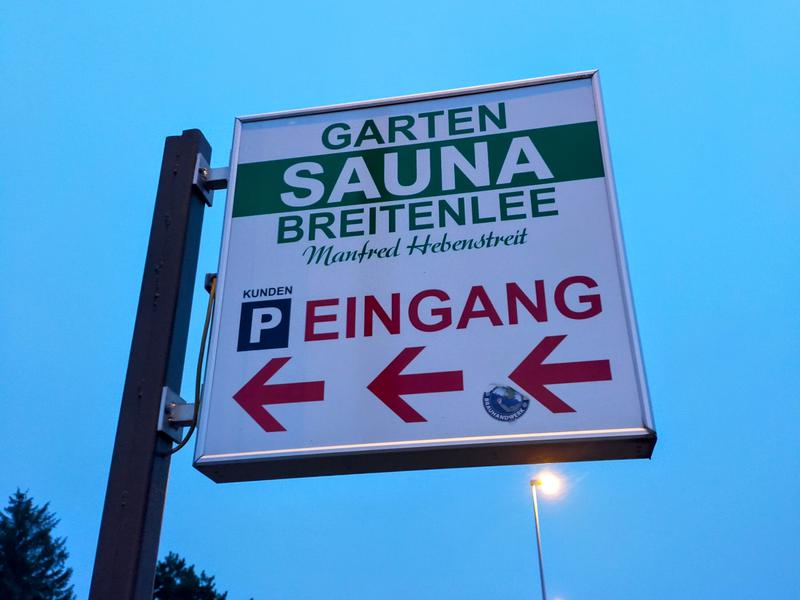 Gartensauna Breitenlee (Breitenlee Garden Sauna) 駐車場の入口に見えるけどここから入ります
