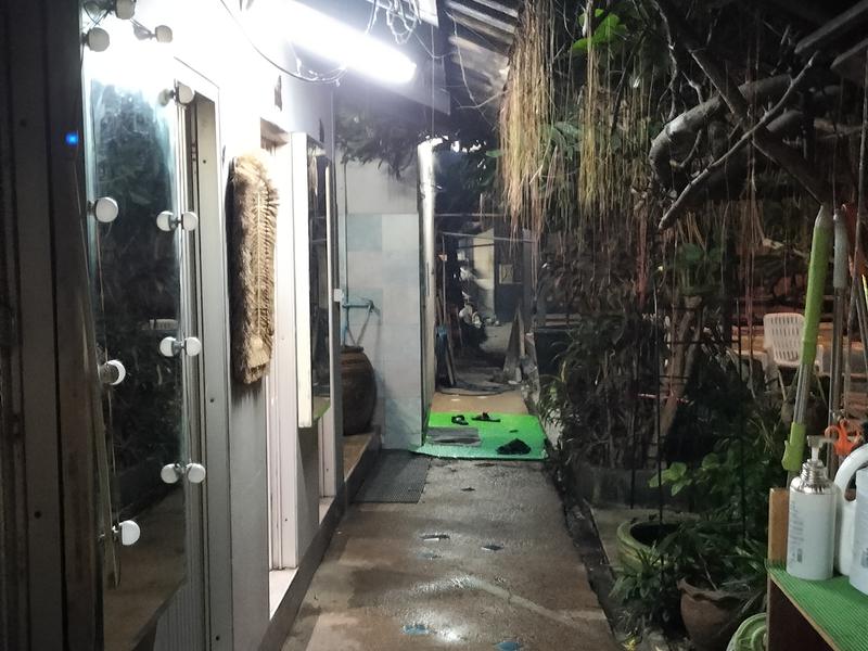 Chalong Sauna サ室に続く通路にあるシャワー室とトイレ