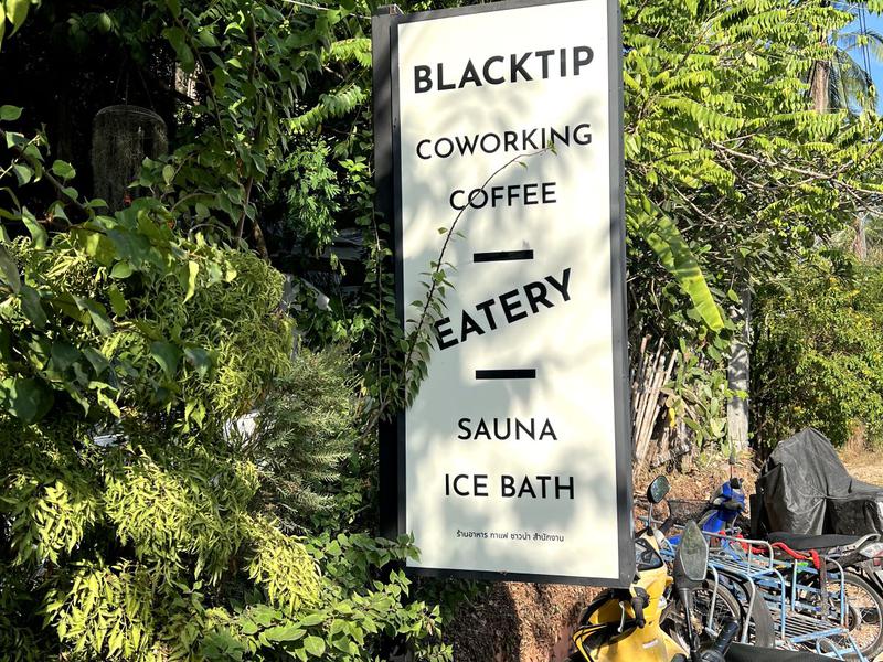 Blacktip Cafe & Workspace 店の前の看板