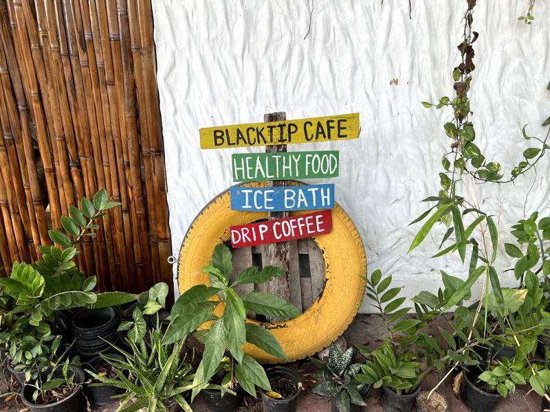 Blacktip Cafe & Workspace 店の前の看板その２