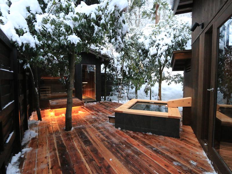 名月荘 サウナ室　外観2　水風呂・外気浴スペース