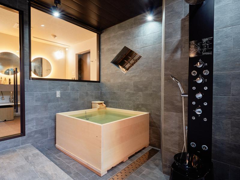 今昔荘 奈良 ならまち 蒸風呂邸 浴槽、シャワーブース