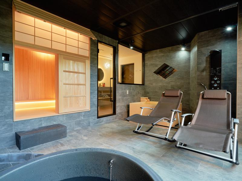 今昔荘 奈良 ならまち 蒸風呂邸 サウナ室、浴槽、チェアー