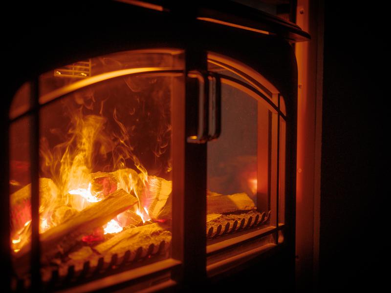 プライベートサウナ THE BARREL メディテーションルームの暖炉