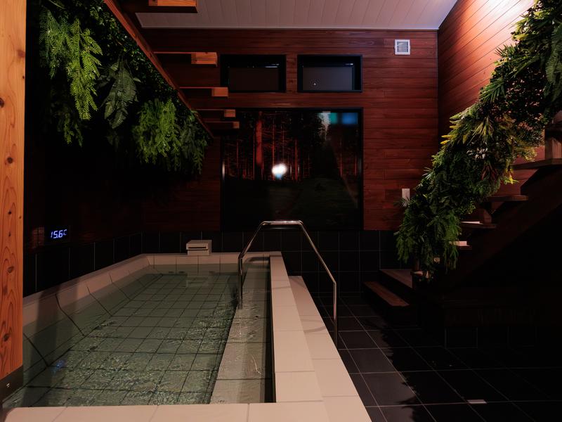 繋がるサウナ THE BARREL 水風呂と外気浴エリアへ続く階段