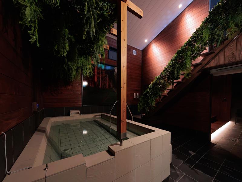 繋がるサウナ THE BARREL 水風呂と外気浴へ続く階段