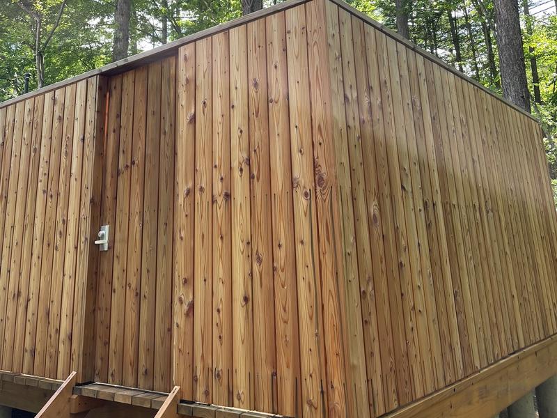 Ferie Lodge ウッドデッキ全体を包むように、鍵付きの木製のパーテーションで覆われている