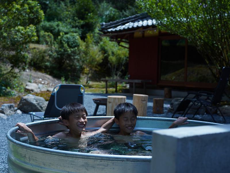 Earthing MIYAMA 巨大桶の水風呂で冷やす...