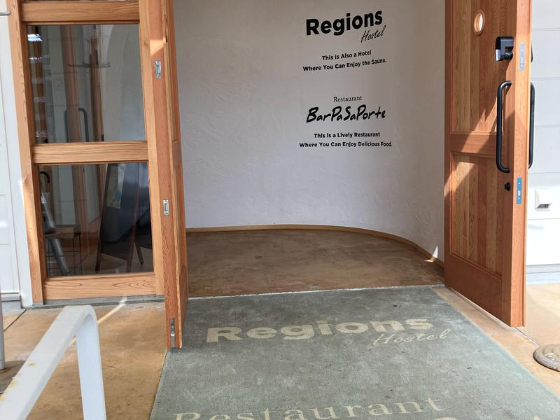 Regions Hostel 1階のエントランス