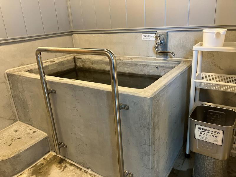 Regions Hostel 水風呂は無機質なコンクリート。冷たい印象。