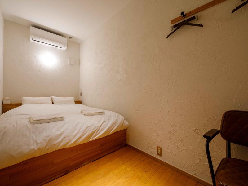 Regions Hostel 客室は秋田杉のベットで快眠できます。