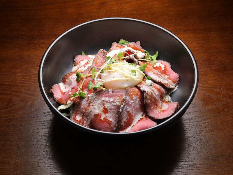 Regions Hostel 併設のレストランでいただくローストビーフ丼