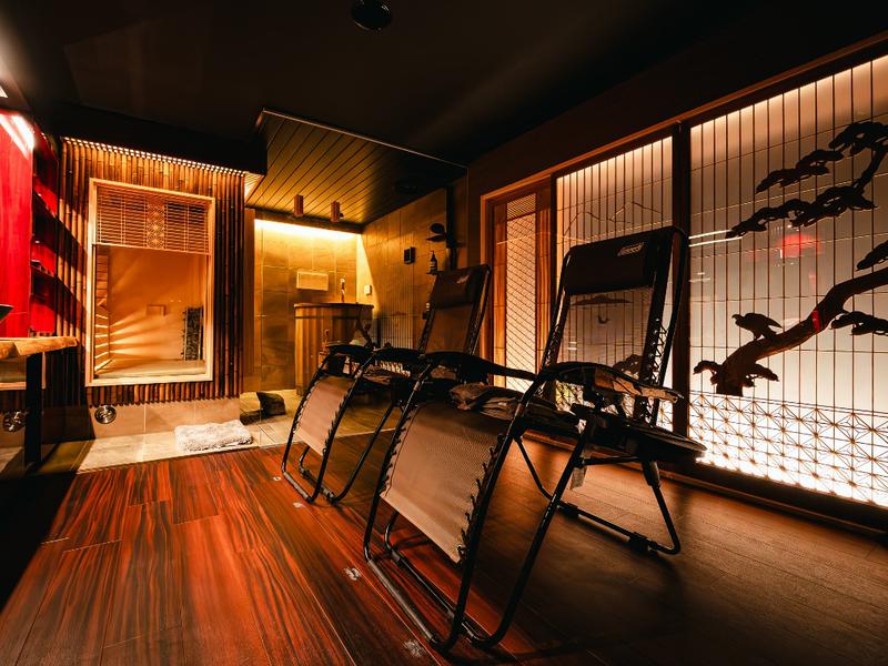 SAUNA Giraffe 南天神 ととのいスペース【〇和の静寂】Colemanのインフィニティチェア有