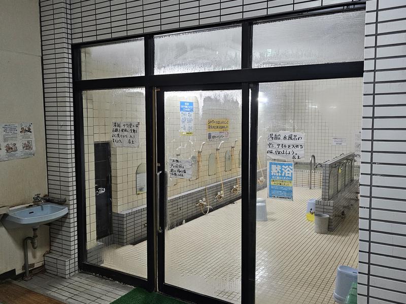 北都湯 脱衣室から男湯への入口