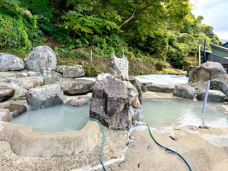 鷹羽鉱泉 左濃厚硫黄泉美肌水風呂　右露天風呂　どちらも絶景です