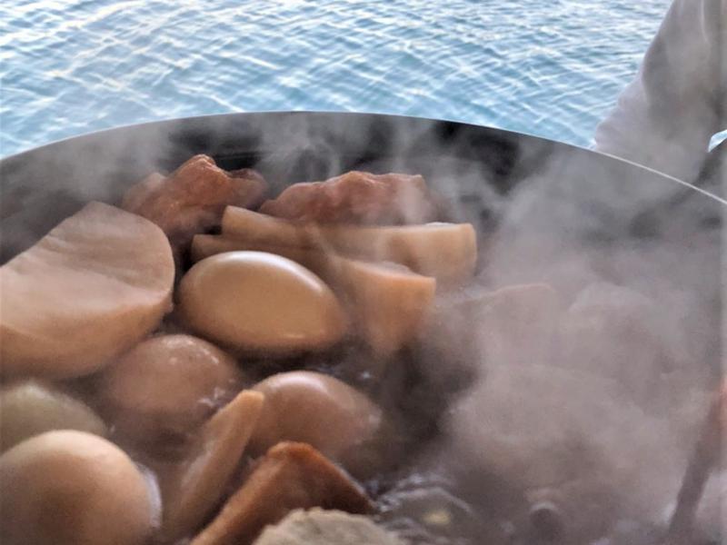 イカダの上のおでん屋台&海上サウナ( 一日一組) おでんの背景は海