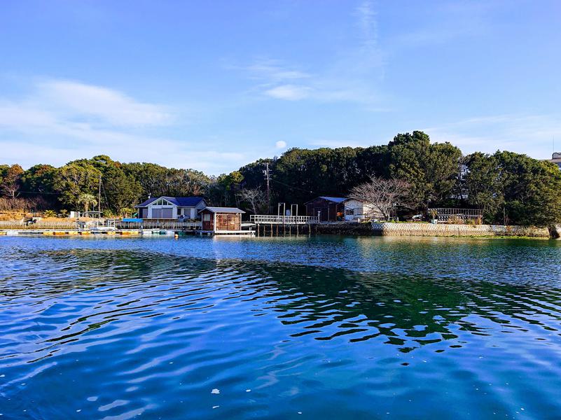 イカダの上のおでん屋台&海上サウナ( 一日一組) 施設を海から見る