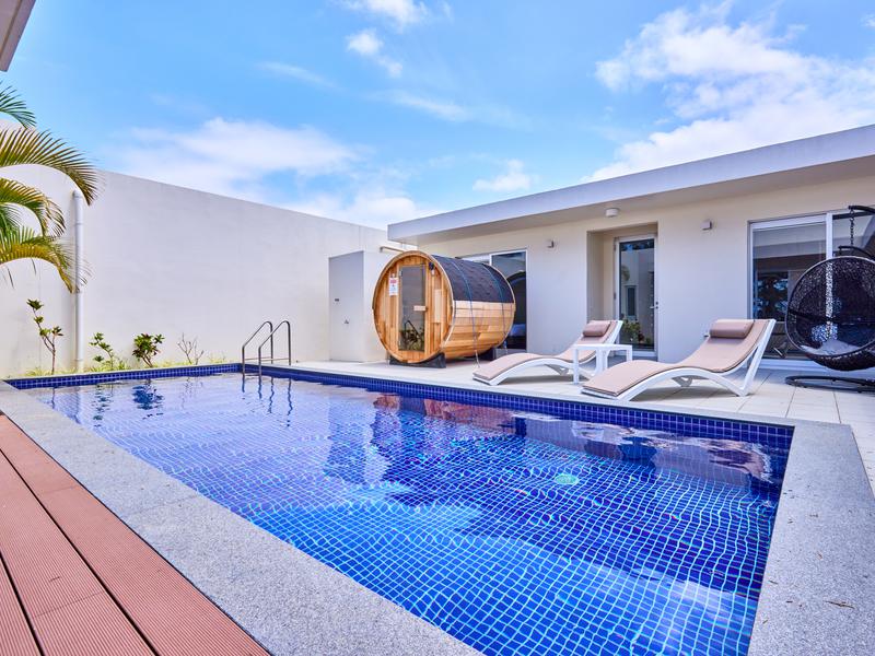 The Pool & Sauna Villa MOTOBU プールサイド