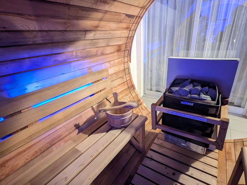 The Pool & Sauna Villa MOTOBU バレルサウナ内