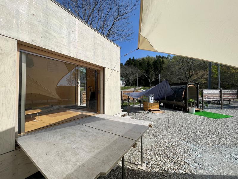 なんようグリーンヒル&南陽DEたけはららキャンプジョー バレルサウナ横に位置する客室（SnowPeakのモバイルハウス住箱）