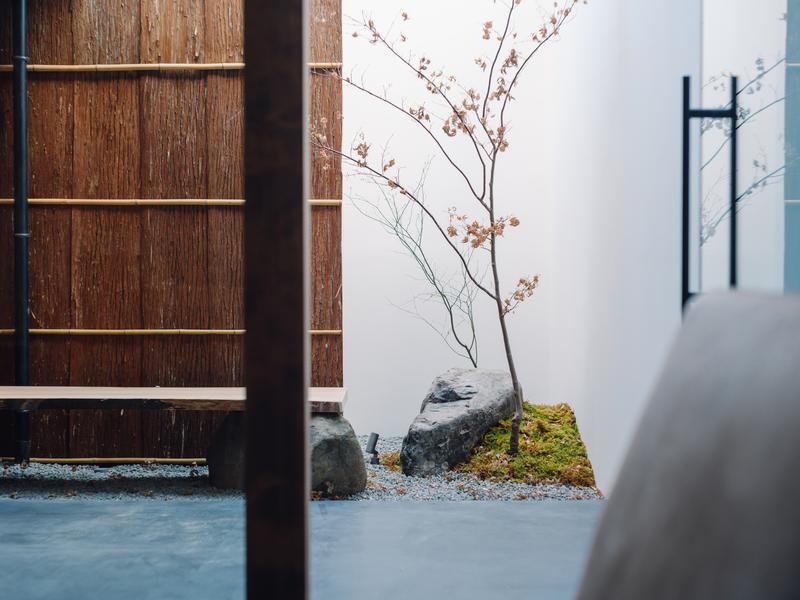 ACOA House Nijo 裏庭もあります。サウナの後に涼しいかぜひ当たって最高の仕上がり