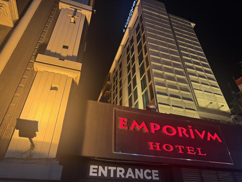 Emporium Hotel - Karaoke, Club & Griya Pijat エントランス