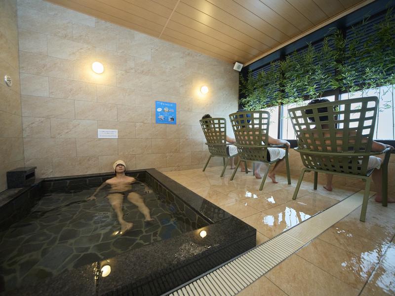ホテルアインズ大阪門真市駅前ととのい乃湯 水風呂と外気浴スペース