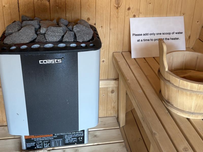 Secret Garden (Icebath and Sauna) ストーブ