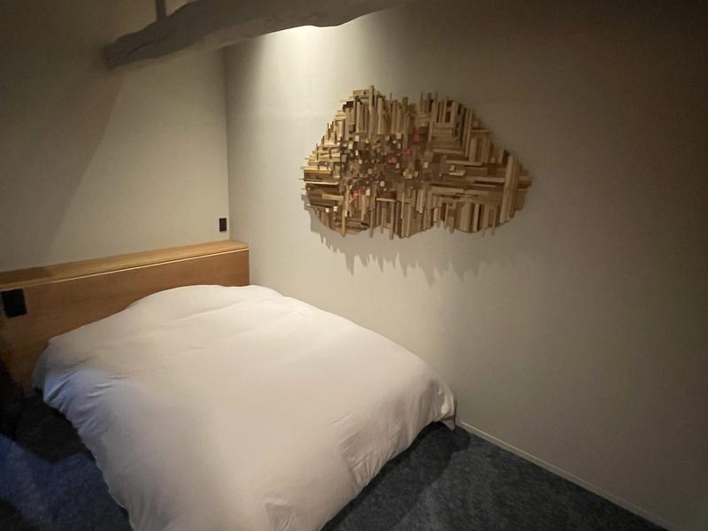 サウナ付一棟貸し宿 DANDAN 広々1人部屋と地元アーティストの作品