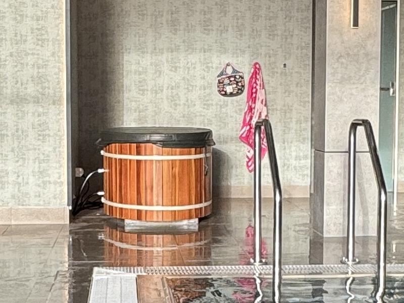 JW Marriott Auckland 水風呂(蓋付き)とサウナ入り口近辺