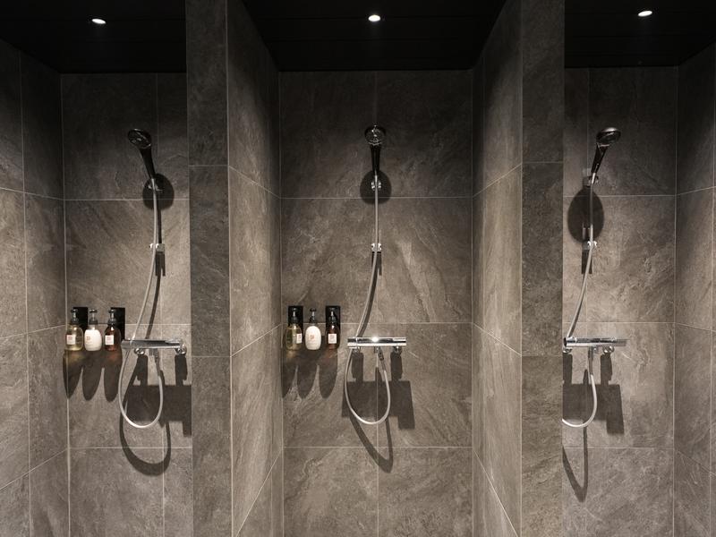 スゴイサウナ五反田駅前店 シャワー６台（カーテン荷物置きあり）