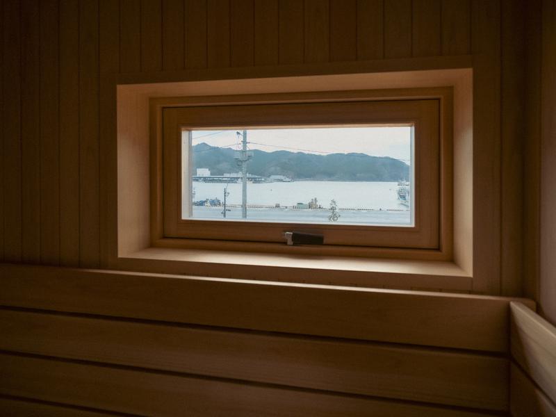 おながわ海岸広場 SAUNA & CABINS 風のサウナ 女川湾を一望出来るサウナ室の開閉窓