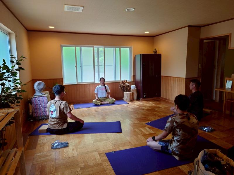 SAUNA&YOGA ゆな青ベース オプションでヨガレッスンをつけられる