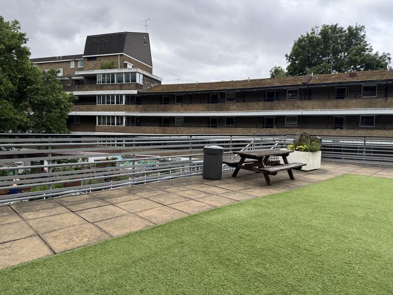 Oasis Sports Center 外気浴のベンチ