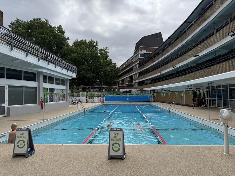 Oasis Sports Center 屋外プール