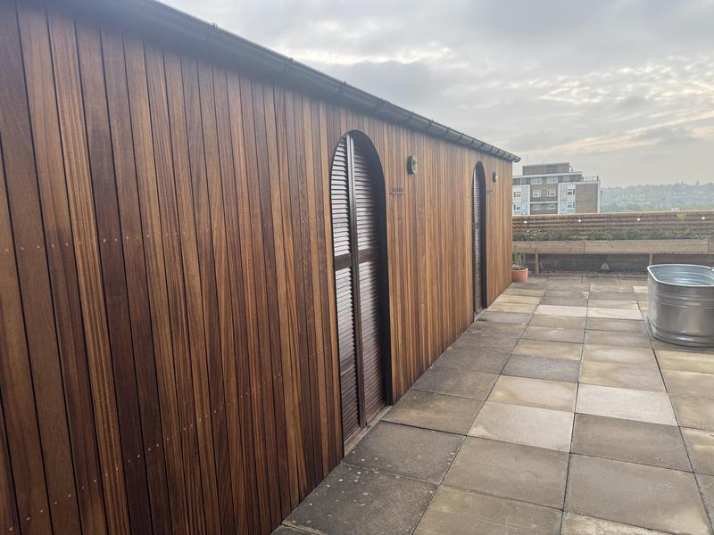 Rooftop Saunas Brixton 四つある個室サウナの外