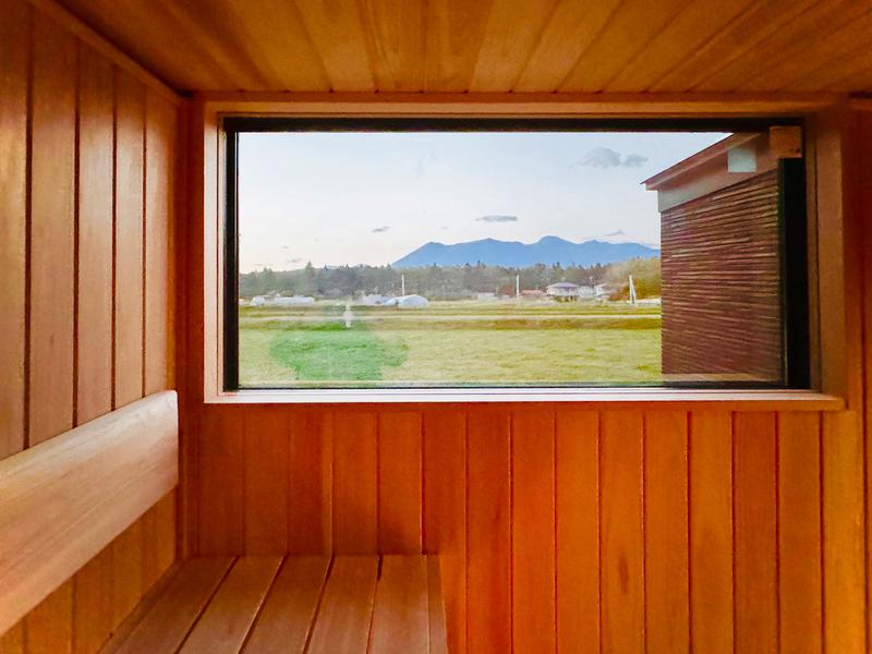 Off Line Sauna NASU (ｵﾌﾗｲﾝｻｳﾅ ﾅｽ) 農園ステイ那須 ヒノキ香るサ室より、季節ごとに雄大な那須連山と自分が向き合う。