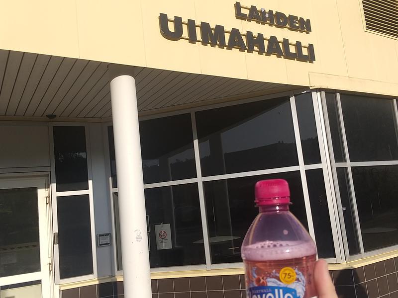 Lahti Swimming Hall 出入口と売店で購入のフレーバー炭酸水