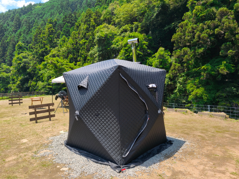 リバーベース塩瀬 午前午後それぞれ1組限定の貸切テントサウナ。清流島田川のせせらぎ、鳥のさえずり、そして森の息吹に包まれながら、​誰にも邪魔されないプライベート空間で心ゆくまで『ととのい』の境地へ。