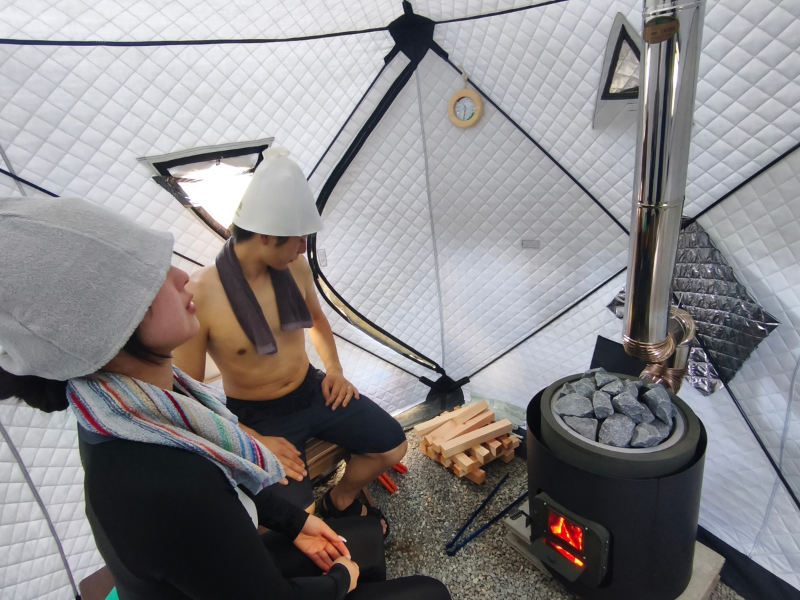 リバーベース塩瀬 最大4名まで同時にサウナを楽しめるテントサウナ。セルフロウリュはテントサウナの醍醐味です。