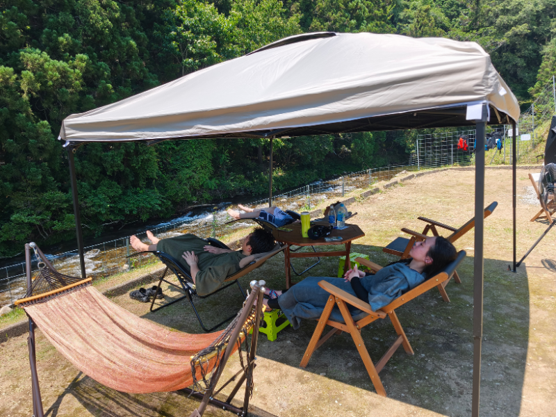 リバーベース塩瀬 ととのいスペースには遮光遮熱タープを設置。真正面に森を見ながらゆったりと、外気浴を楽しむことで、心身ともにリフレッシュできます。