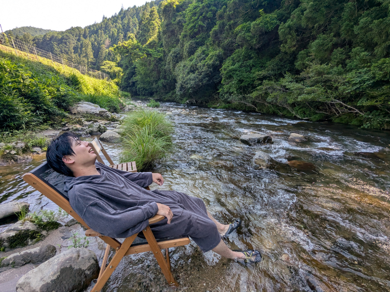 リバーベース塩瀬 リバーベース塩瀬の名物『川ととのい』川へ椅子を持っていき足先を水につけてのチェアリングはひと味違うととのいを提供してくれます。