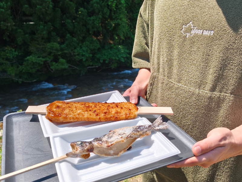 リバーベース塩瀬 リバーベース塩瀬名物のサウナ飯セット。新城が地元の『鳳来鱒』の塩焼きや手づくり大判五平餅はととのった身体に染み渡る新城の恵みです。