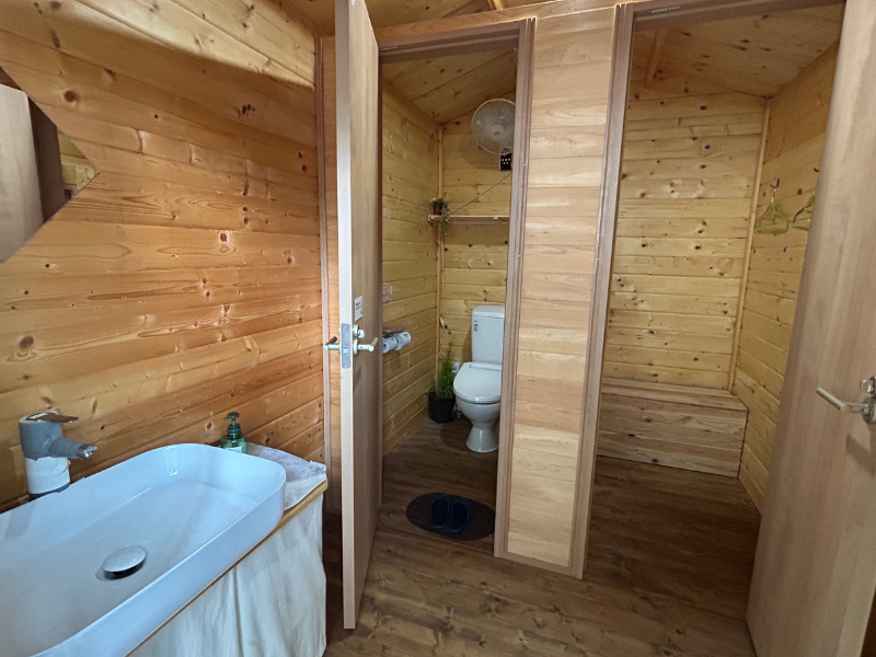 リバーベース塩瀬 女性用の着替えスペースを完備。女性専用のトイレもございます。   女性の方も安心してご利用頂けます。