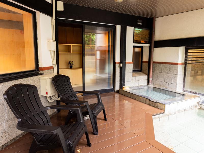 武雄温泉 大正浪漫の宿 京都屋 男性大浴場外気浴イス、水風呂